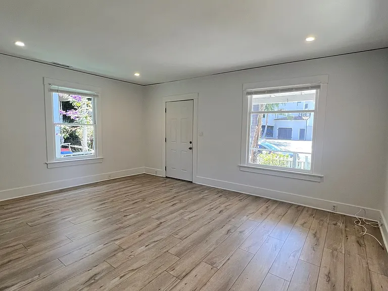 130 W De La Guerra St — Photo 4