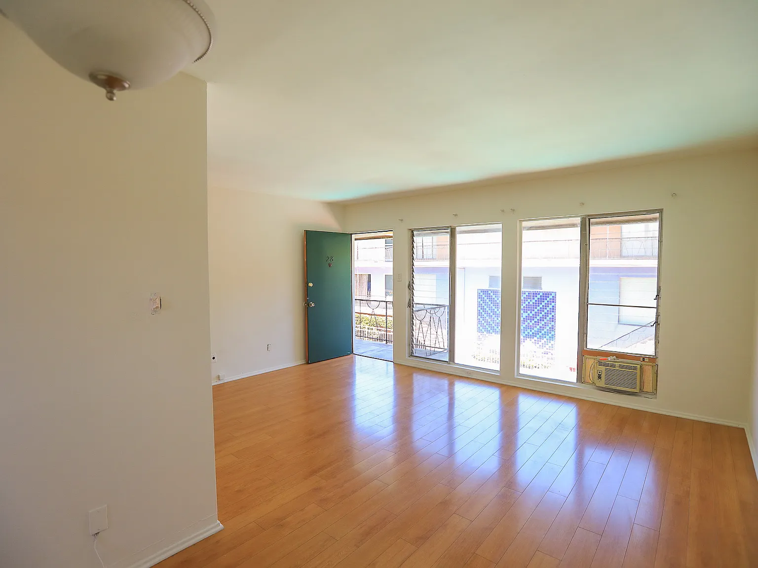 262 S Sycamore Ave — Photo 3