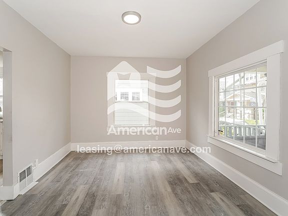 1945053_002_living_room_13708437.jpg