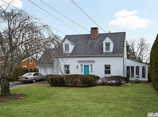 38 Village Line Rd, Babylon, NY 11702