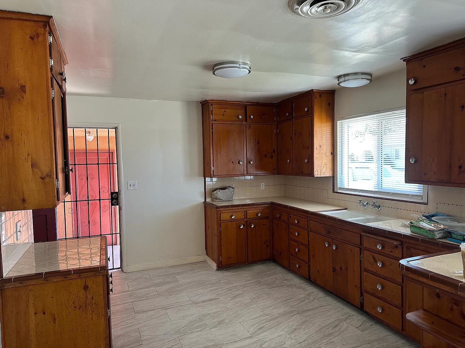 4 bed, 1.5 bath, 1494 sqft, $2,550 — Photo 3