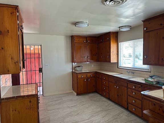 3rd image of 3303 E Weldon Ave