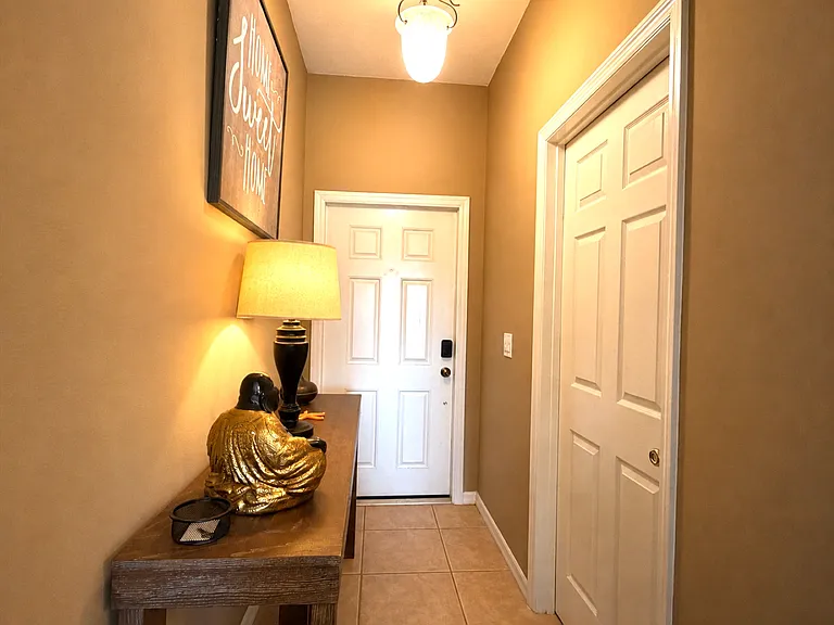 The foyer and powder room - 1720 RETREAT VIEW CIR.
