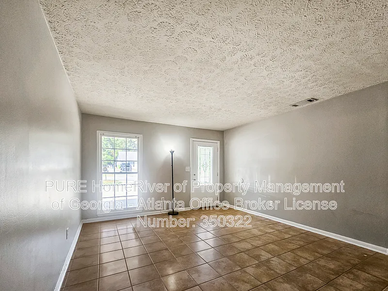 2 bed, 2.0 bath, 2090 sqft, $1,300 — Photo 3