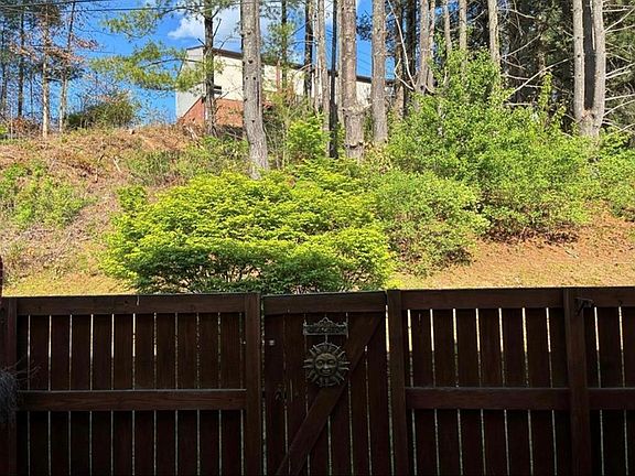 3rd image of 327 Jasper Dr