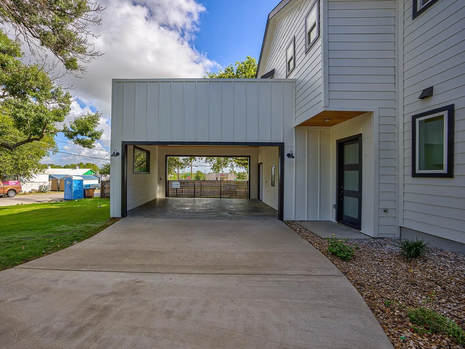 3 bed, 3.5 bath, 1830 sqft, $3,000 — Photo 2