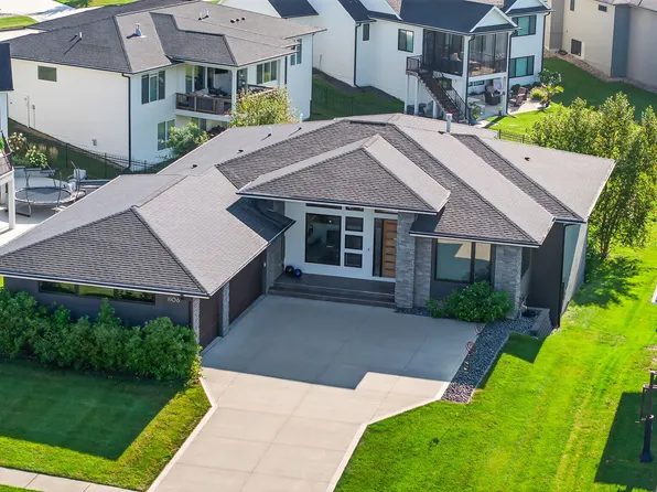 1106 S 100th St, West Des Moines, IA 50266