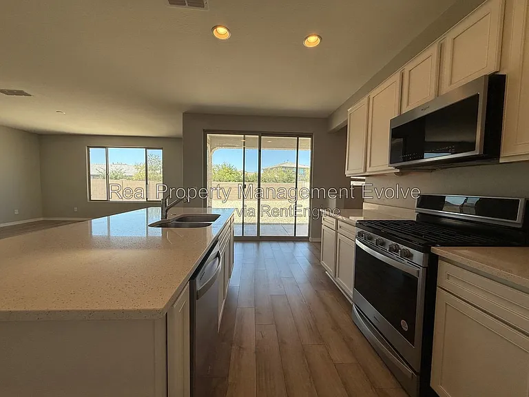 5618 N 87th Dr — Photo 10