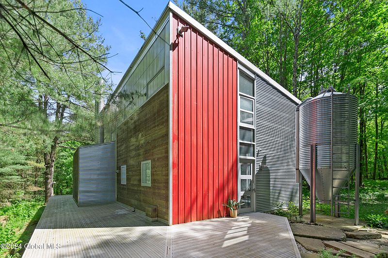 5th image of 140 Binninger Road