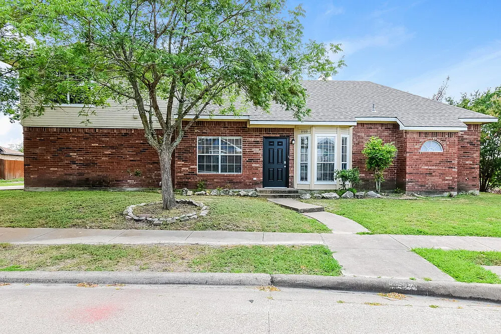 3 bed, 2.0 bath, 1328 sqft, $1,930 — Photo 1