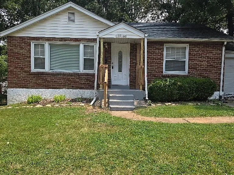 1816 N Hanley Rd — Photo 1