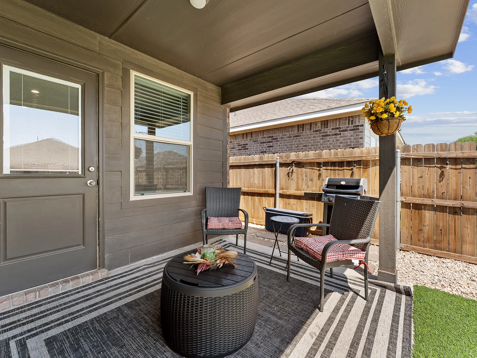 4 bed, 1836 sqft, $4,300 — Photo 3