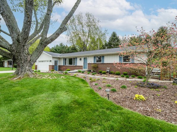 1452 Saint Joseph Cir, Saint Joseph, MI 49085