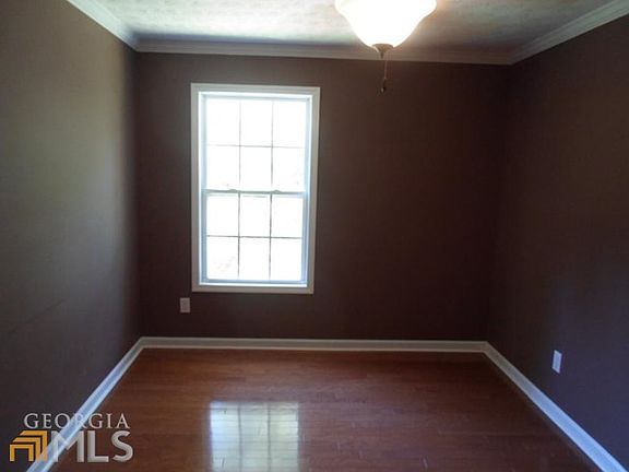 3rd image of 140 Kensington Dr
