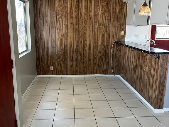 2nd image of 705 N Willow Ave