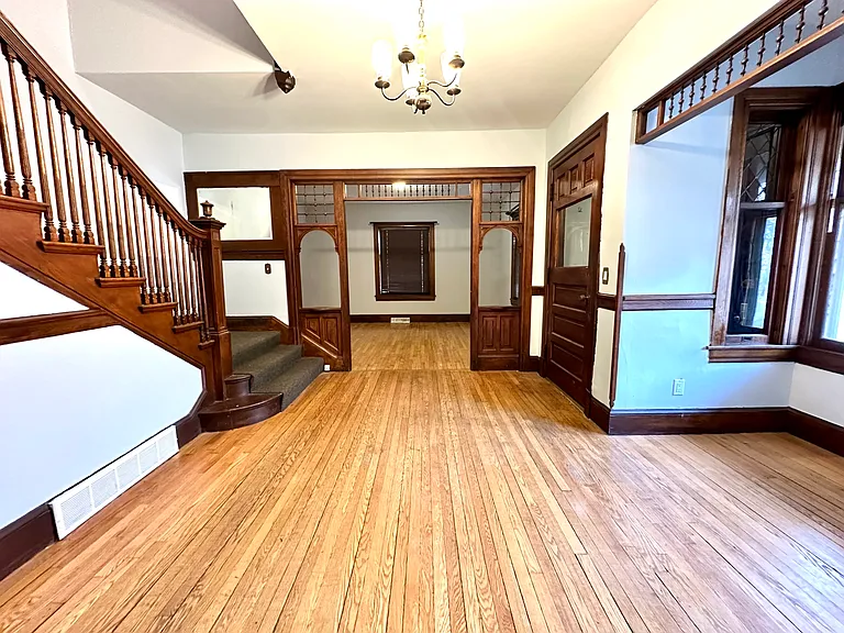 802 6th St SE — Photo 3