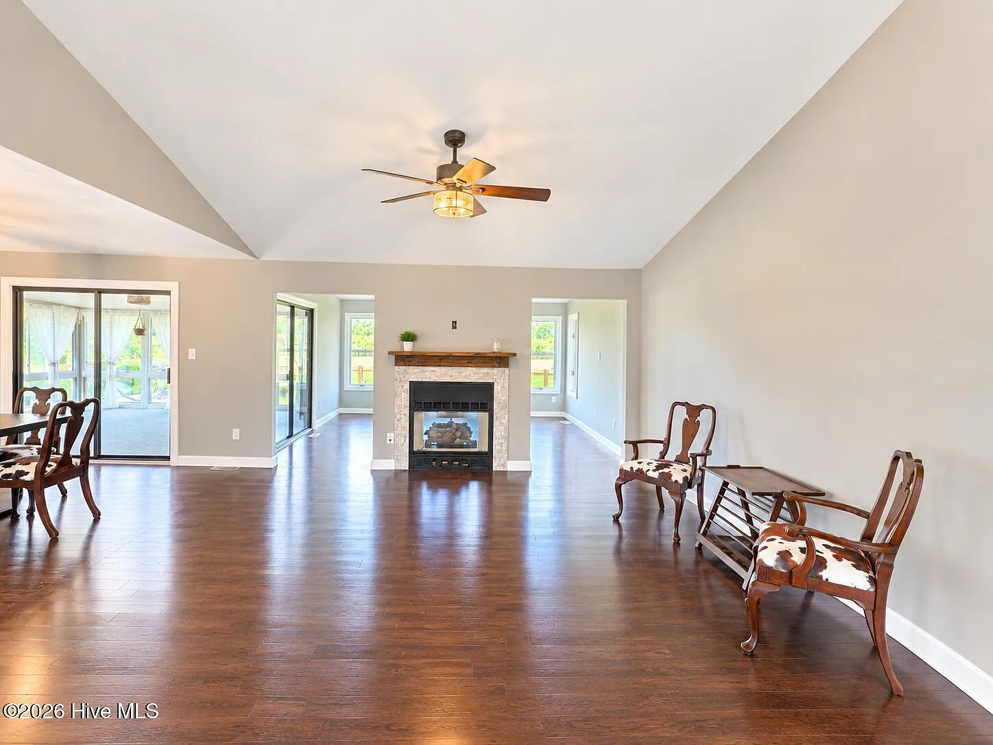 3 bed, 2.0 bath, 2296 sqft, $2,400 — Photo 2
