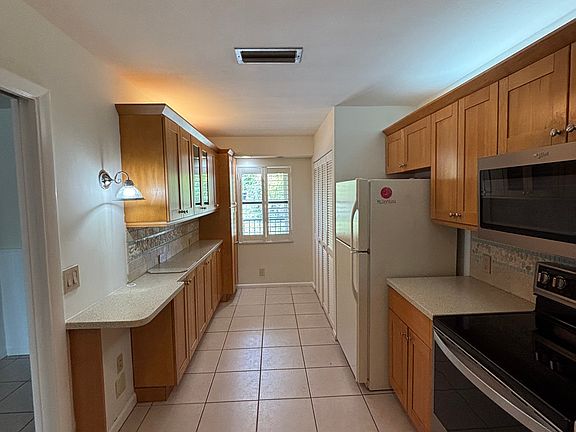 4th image of 2916 SW 22nd Cir Unit 20D2