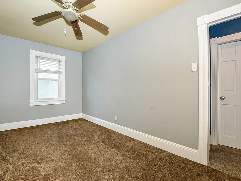 256 1/2 E Grove St #256 — Photo 22