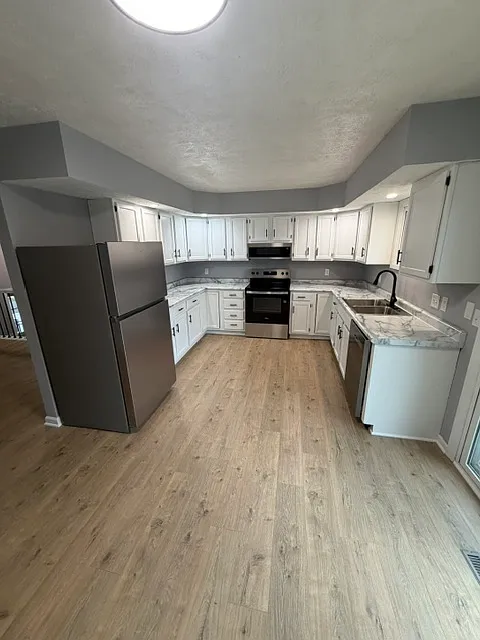 3 bed, 1378 sqft, $2,000 — Photo 2