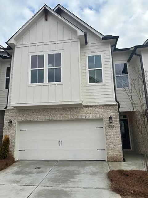 4 bed, 3.5 bath, 2812 sqft, $3,200 — Photo 2