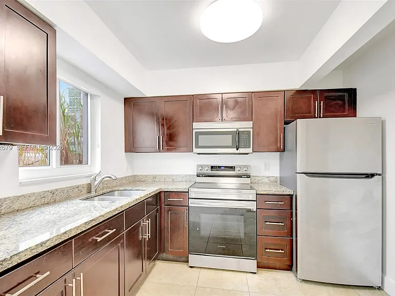 407 SE 9th Ct #3 — Photo 1