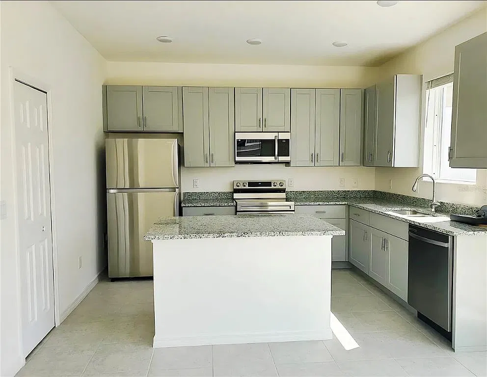 3 bed, 2.5 bath, 1703 sqft, $2,100 — Photo 3