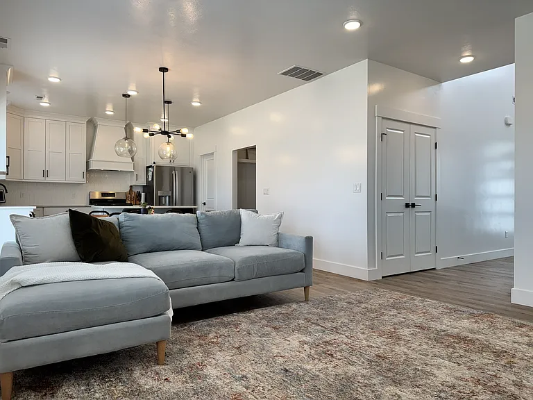 355 W 3085 S — Photo 8