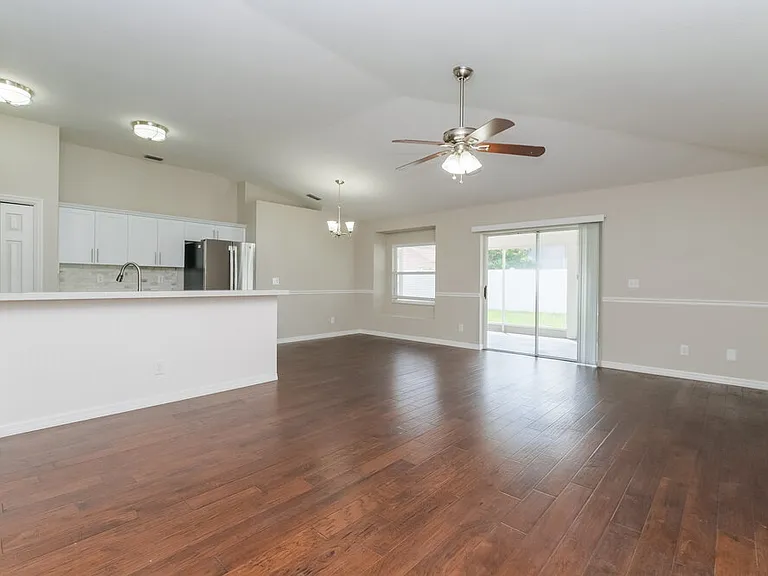526 Greg St — Photo 3
