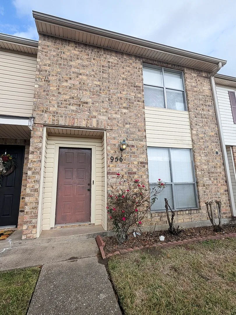 956 Sunmeadow Dr — Photo 1