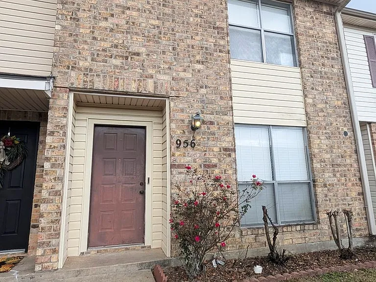 956 Sunmeadow Dr — Photo 1