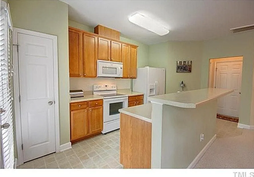 3 bed, 2.5 bath, 1547 sqft, $2,049 — Photo 4
