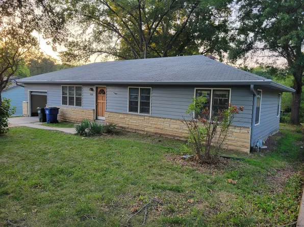 838 W 22nd Ter, Lawrence, KS 66046