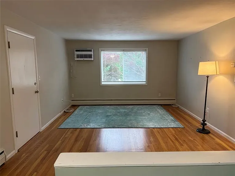 81 Lionel Ave #C — Photo 4