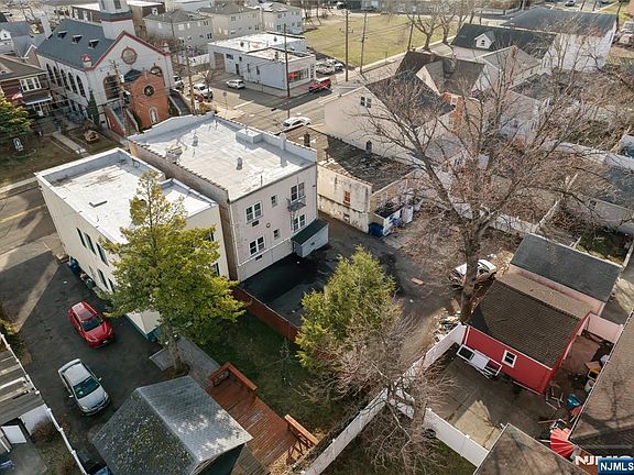 2nd image of 467 Hudson St