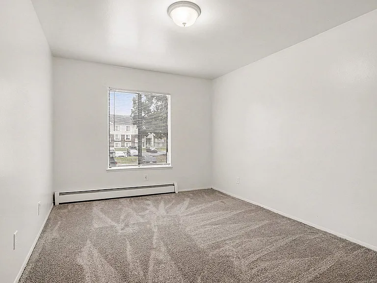 Fairlane Apartments — Photo 19