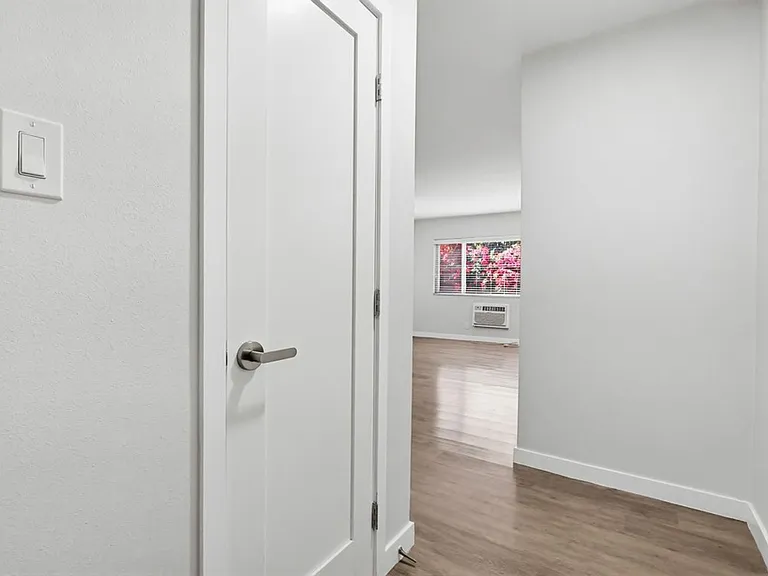 Kester Apartments — Photo 43