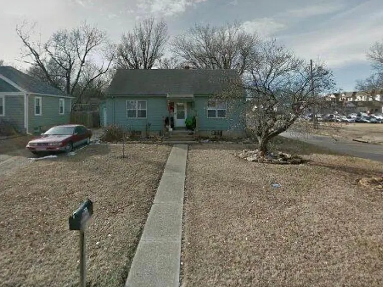 701 SW Saline St — Photo 1