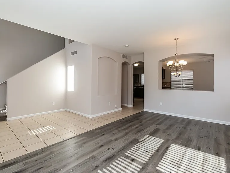 7233 S 40th Ave — Photo 3