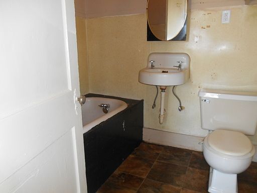 5th image of 501 SE 3rd St APT A