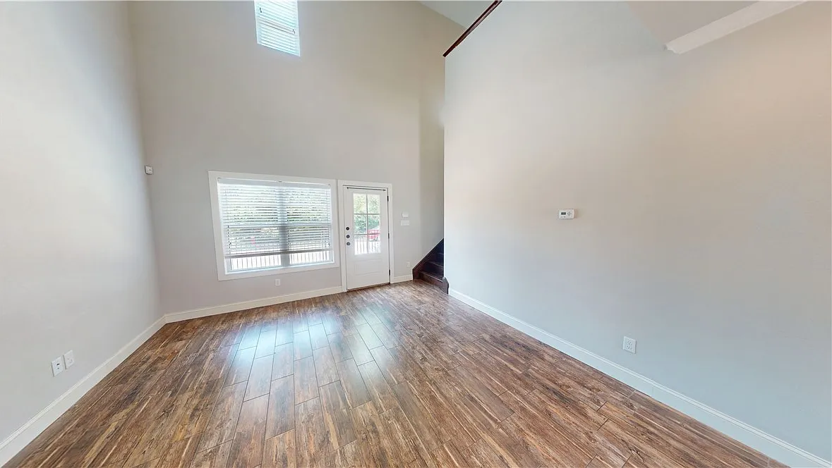 1 bed, 1.5 bath, 1387 sqft, $1,500 — Photo 2