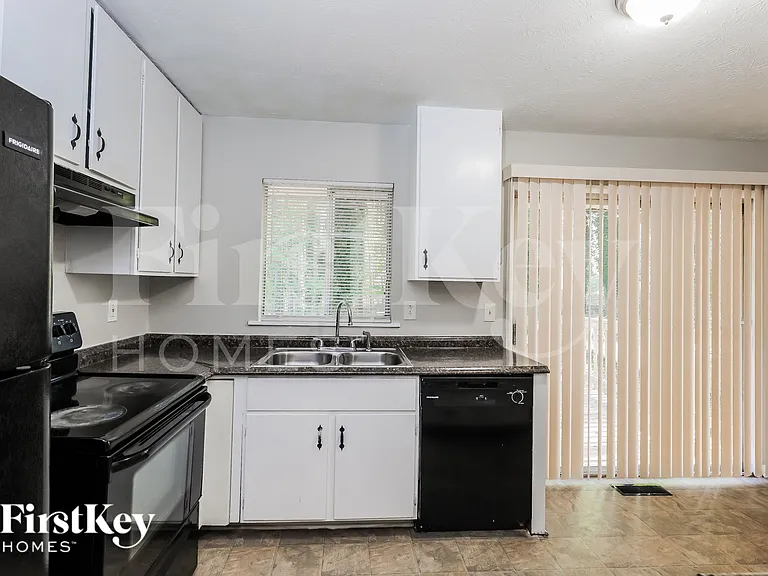 568 Dixon Rd — Photo 7