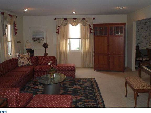 5th image of 1670 Burke Ave