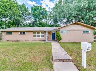 411 E 10th St, Bonham, TX 75418