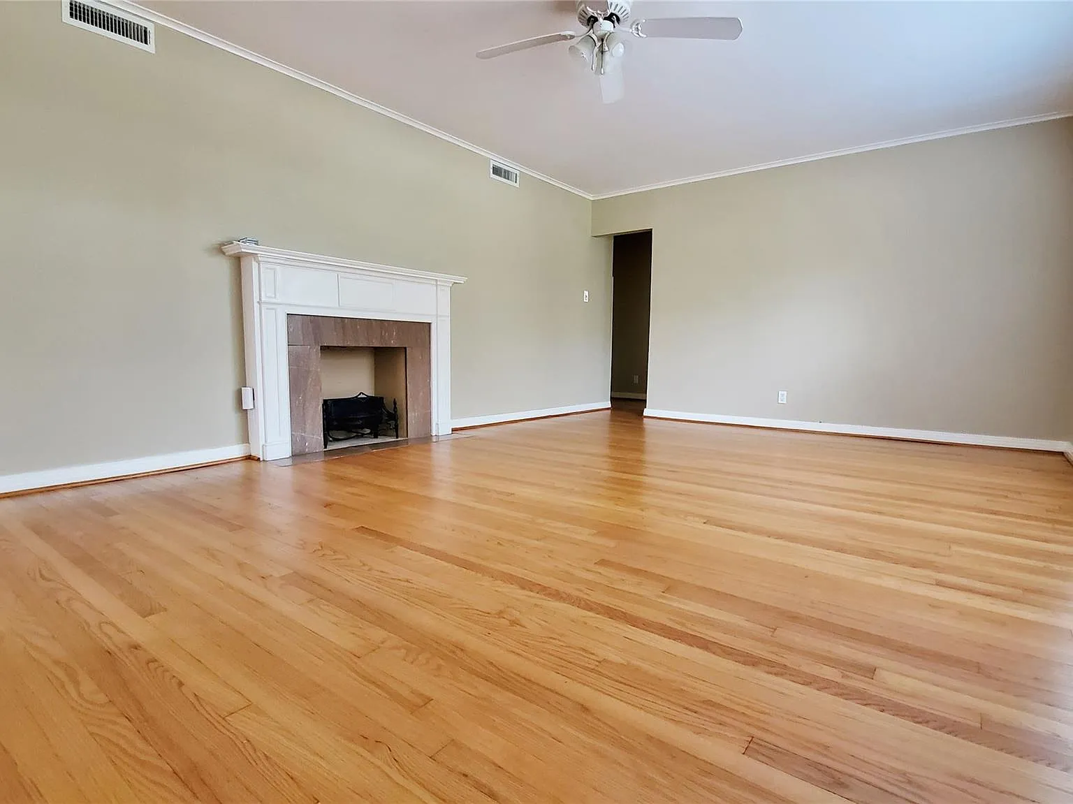 2 bed, 2.0 bath, 1800 sqft, $2,300 — Photo 2