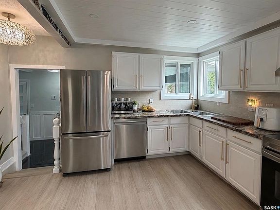 3rd image of 130 Rose AVENUE