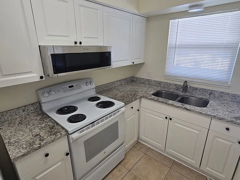 500 75th Ave N #2 — Photo 3
