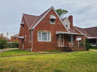 6233 Chestnut Hills Dr, Parma, OH 44129