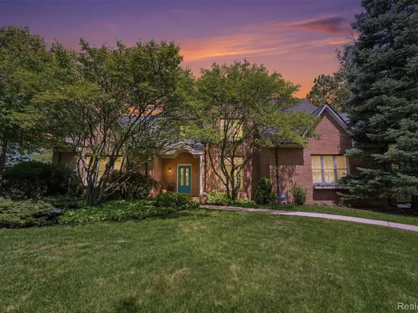 34555 Quaker Valley Rd, Farmington Hills, MI 48331