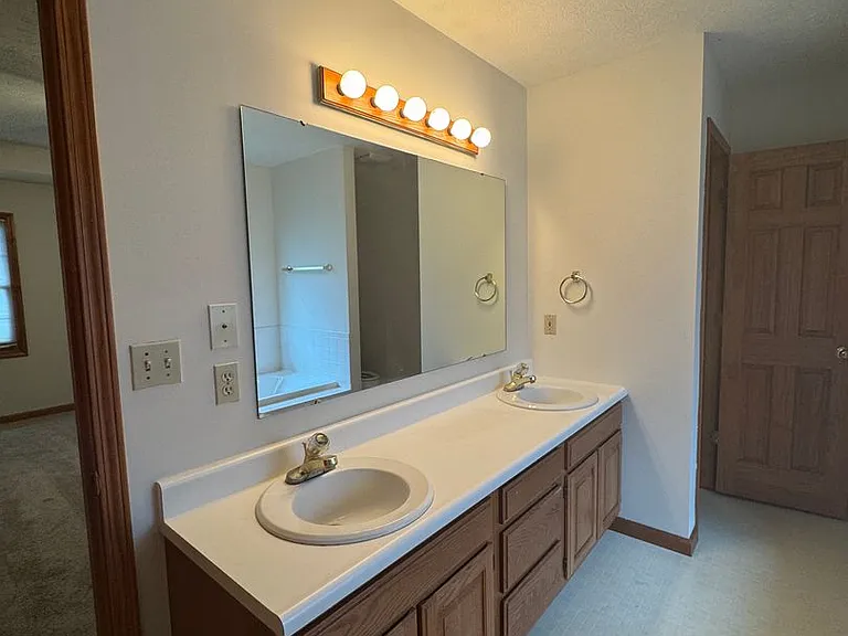 2047 Parkside Dr — Photo 13